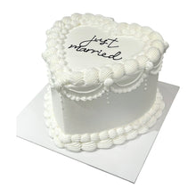 गैलरी व्यूवर में इमेज लोड करें, हार्ट विंटेज केक