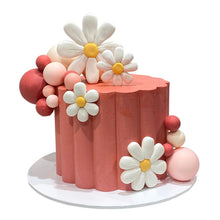 Load image into Gallery viewer, Fluted Look with Daisy Cake
