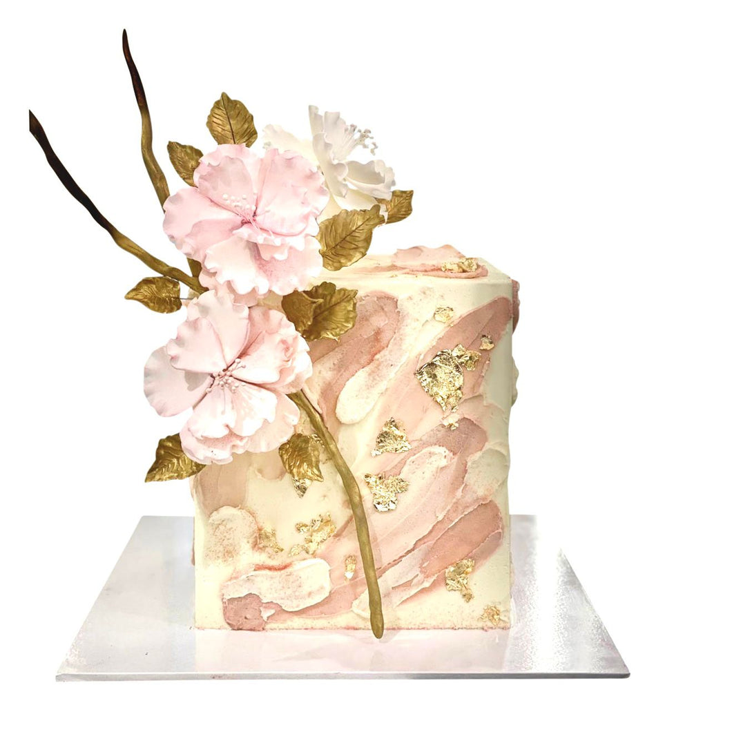 चौकोर कलात्मक लम्बे फूलों वाला केक