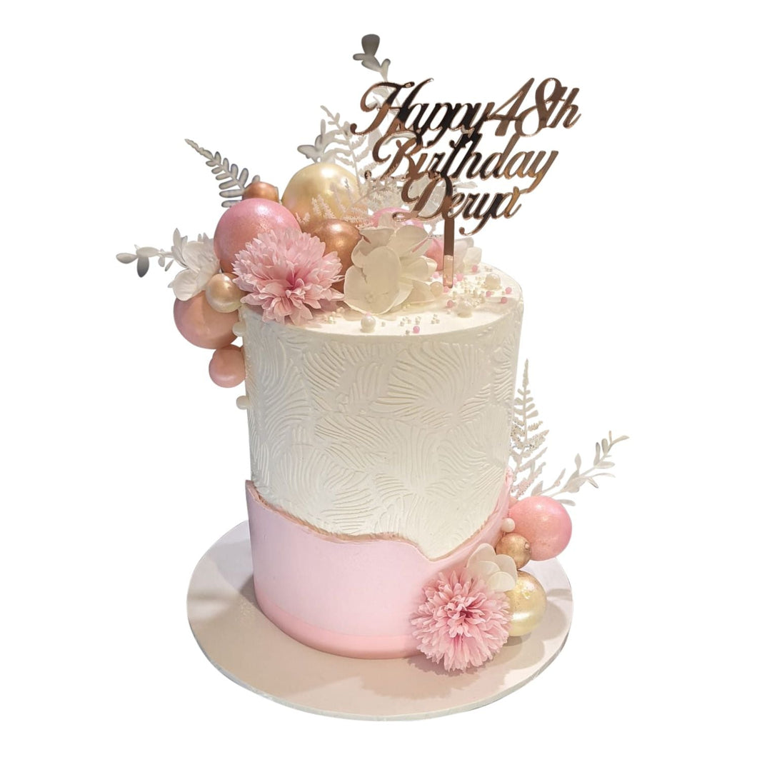 सफेद और गुलाबी लंबा केक